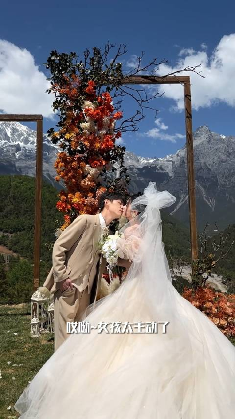 在丽江玉龙雪山下拍的婚礼现场婚纱照真的既好看又很有意义