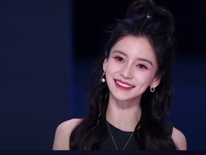 杨颖高马尾真的好青春,脸部比心真的活力十足,是仙女baby吧|angela