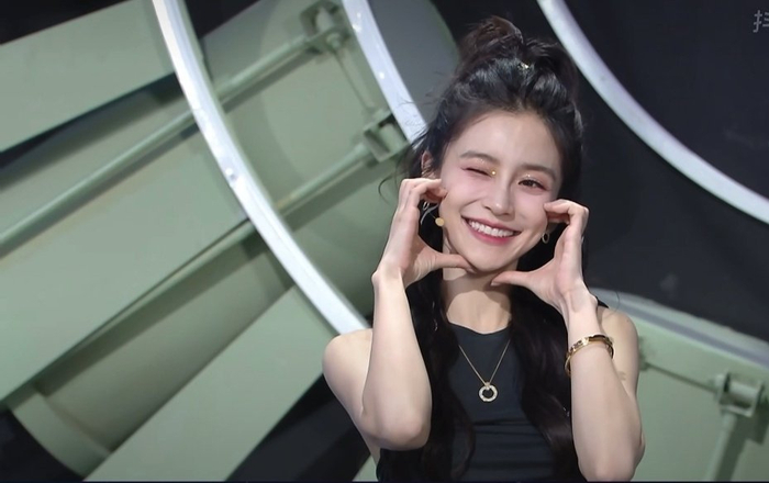 杨颖高马尾真的好青春,脸部比心真的活力十足,是仙女baby吧