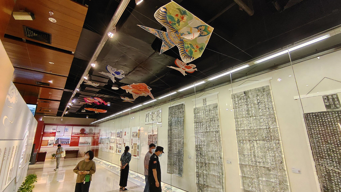 图为嘉宾正在观看展览。科技日报记者 周维海 摄