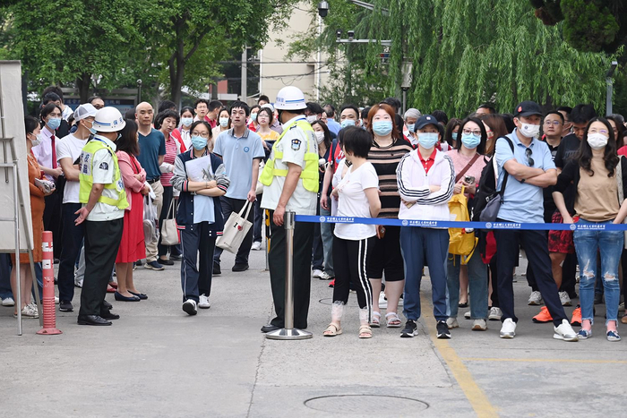 2023年6月7日，上海，华东理工大学附属中学考点，考生进入考场。澎湃新闻记者 朱伟辉 图
