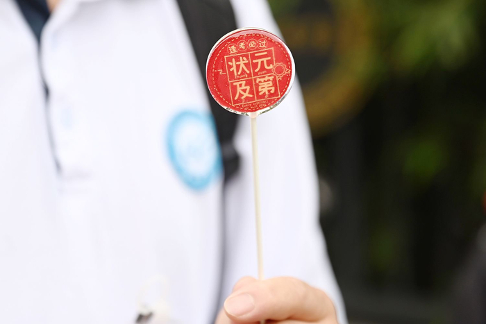 上海,华东理工大学附属中学考点,考生拿着老师送的棒棒糖