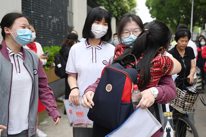2023年6月7日，上海，华东理工大学附属中学考点，送考老师和学生拥抱。 澎湃新闻记者 朱伟辉 图