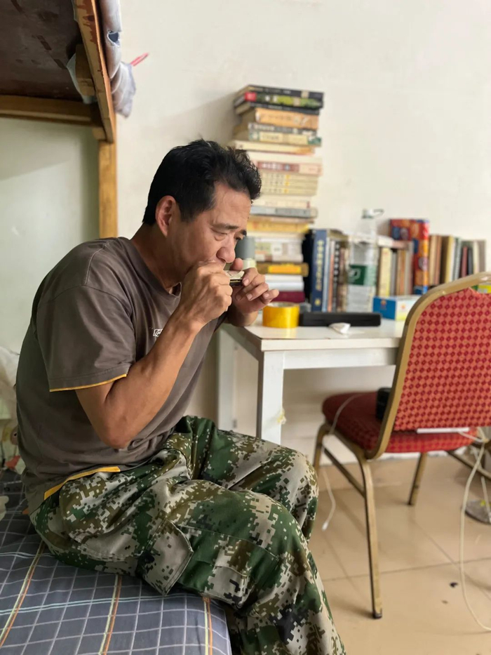 老易在宿舍吹口琴