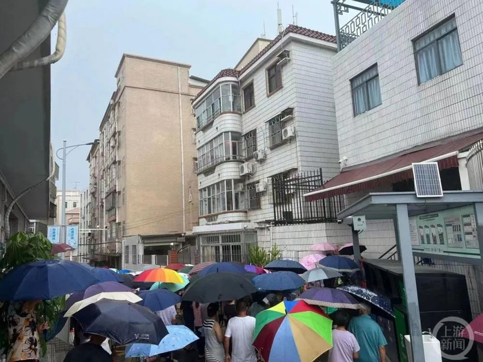 ▲6月7日中午，白芒小学放学，校门口数十位家长接送孩子。摄影/上游新闻记者 王凯