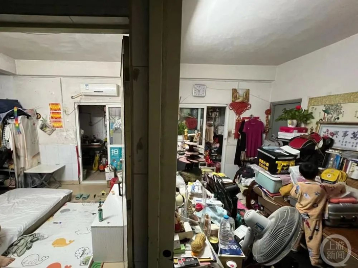 ▲陈先生一房一厅的客厅（右）与邻居的单间（左）仅一墙之隔。摄影/上游新闻记者 王凯