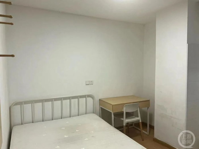 ▲微棠社区中步梯低层租金较为便宜的单间公寓。摄影/上游新闻记者 王凯