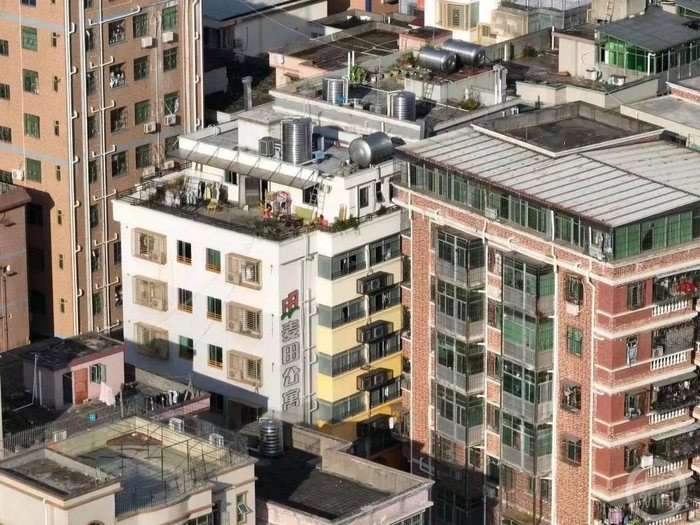 ▲6月6日，航拍白芒村，建筑紧凑楼距窄，部分私人公寓横立其中。摄影/上游新闻记者 王凯