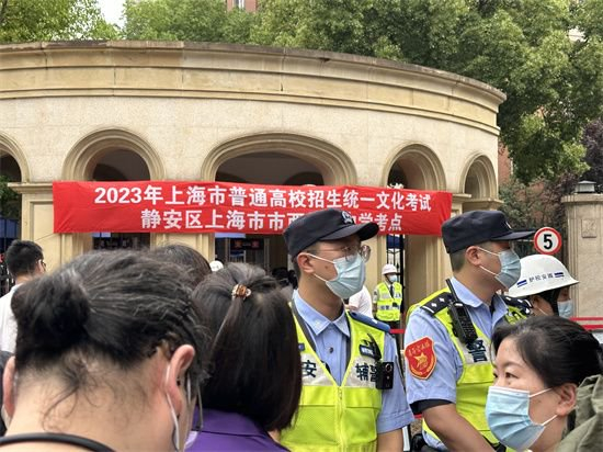 7时30分许,浦东新区高考点之一的建平中学校门口,在护考警力的守护下