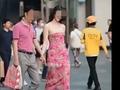 与女子牵手逛街的国企总经理，被免职！(图)