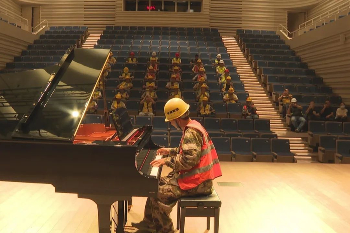 老易在音乐厅演出|深圳特区报