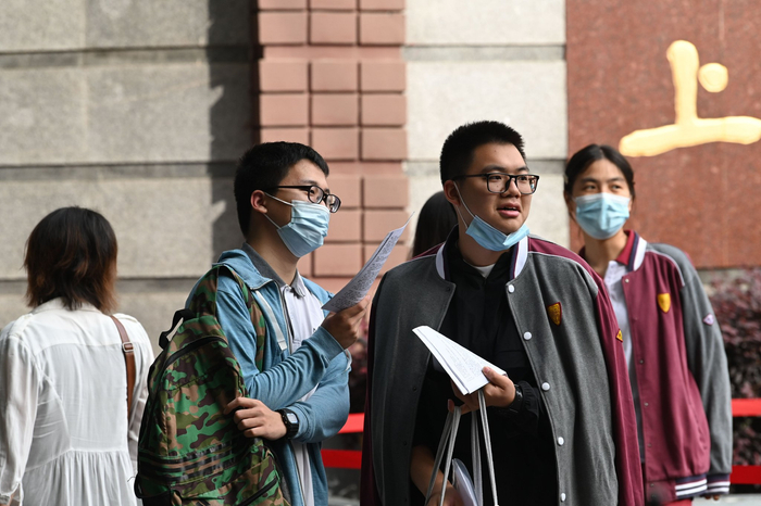 2023年6月7日，上海市第二中学，考点外，考生正在抓紧复习。澎湃新闻记者 吴栋 图