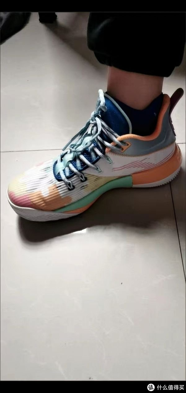 0中底科技,a-shock科技前后掌不同密度,兼顾启动与缓震.