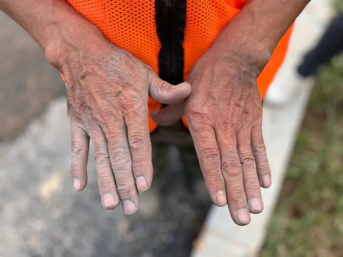 老易有双做体力活的手