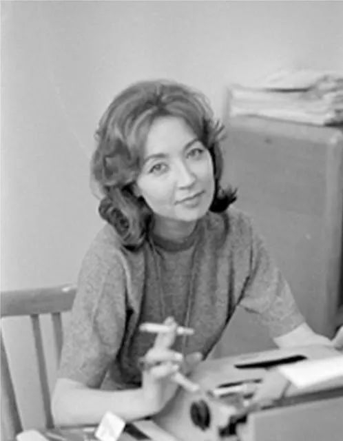 法拉奇年轻时工作照。