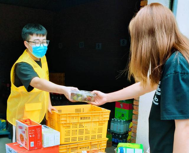 ▲00后鄂温克族小伙敖士杰（左一）成为社区电商店长，服务消费者 （摄影：施安）