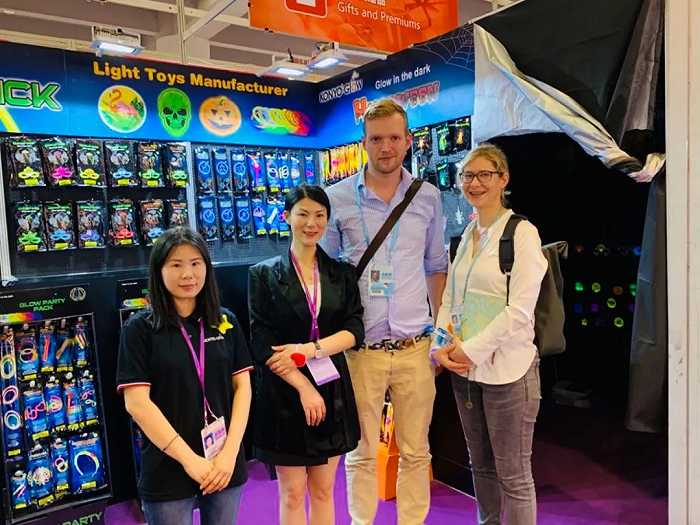 杨巧丽（左二）