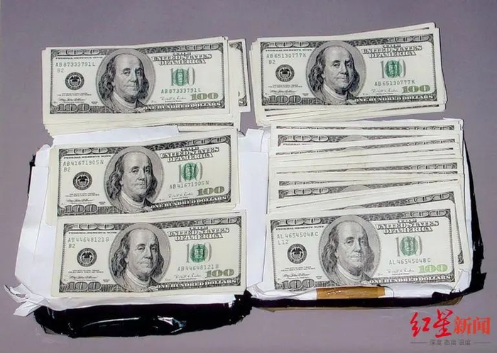 ↑汉森收过的美元现金