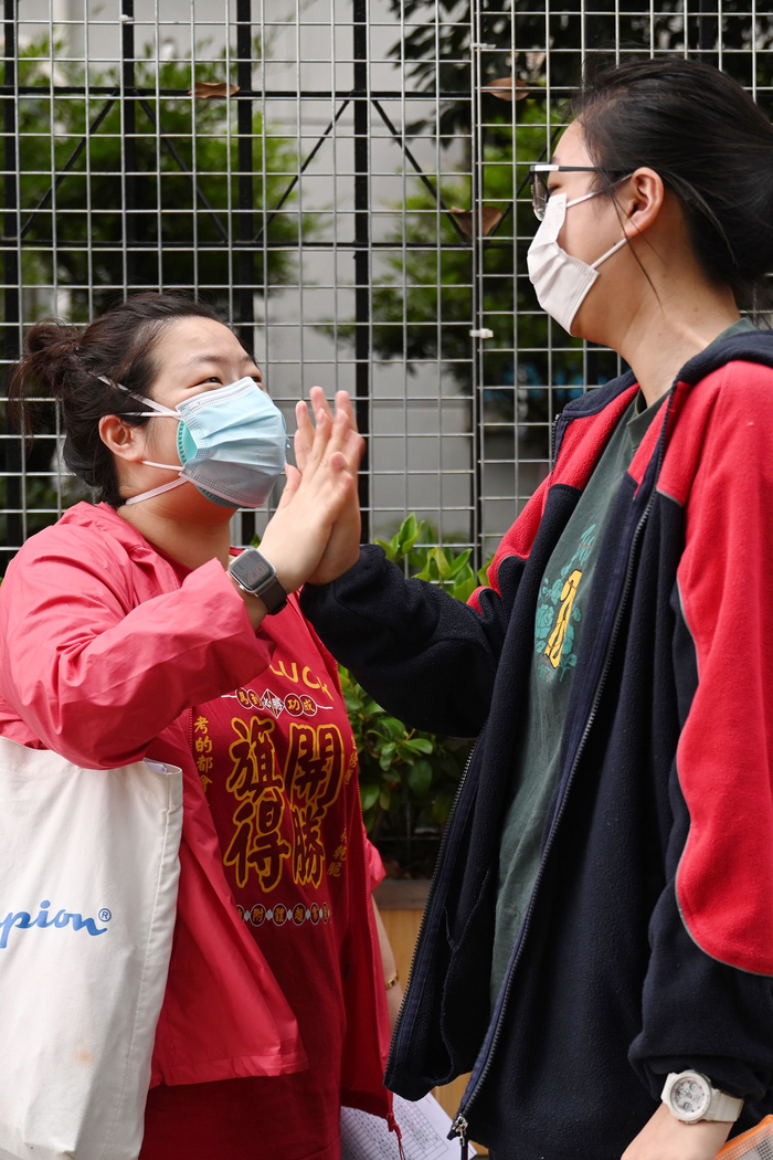 2023年6月7日，上海，华东理工大学附属中学考点，送考老师和学生击掌。 澎湃新闻记者 朱伟辉 图