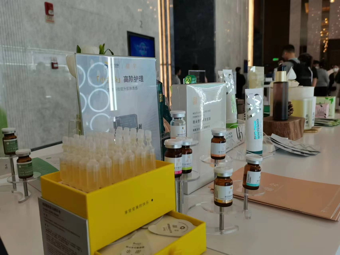中国（济南）透明质酸产业大会会场外摆放的各种透明质酸产品。王延斌 摄