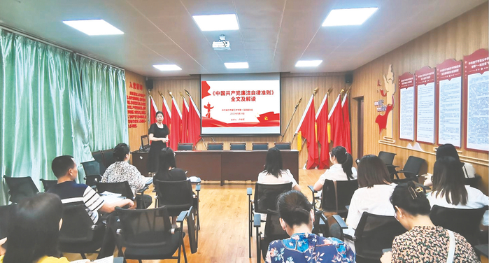     南宁市第五中学开展党纪法规专题学习。 （学校供图）