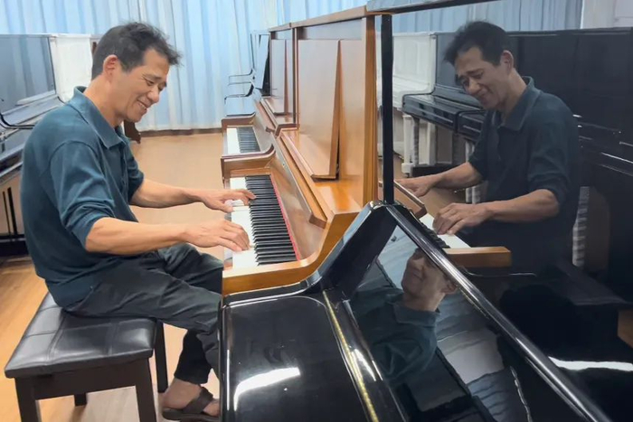 老易在琴行弹钢琴