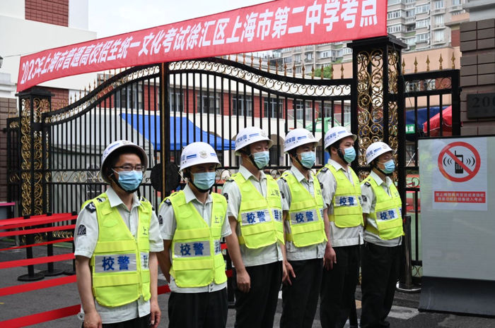 2023年6月7日，上海市第二中学，考点外的安保人员。澎湃新闻记者 吴栋 图