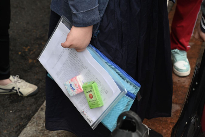 2023年6月7日，上海市第二中学，考生将携带进考场的透明袋，除了文件外，还有一包纸巾和一瓶风油精。澎湃新闻记者 吴栋 图