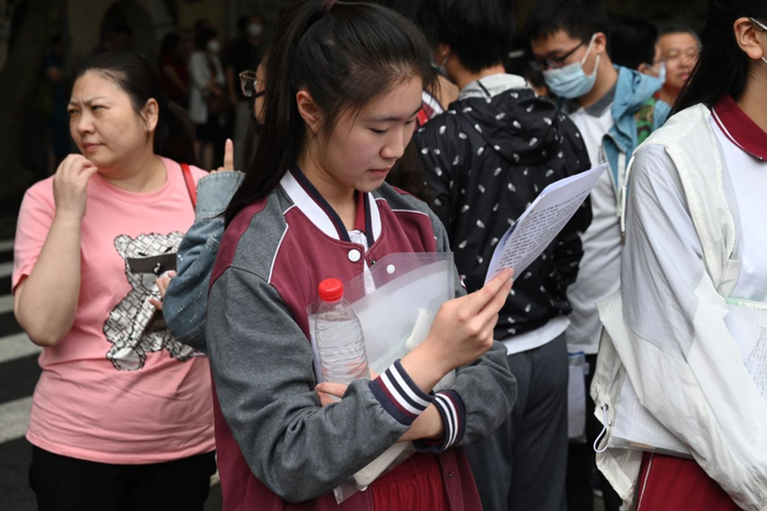 2023年6月7日，上海市第二中学，考点外，考生正在抓紧复习。澎湃新闻记者 吴栋 图