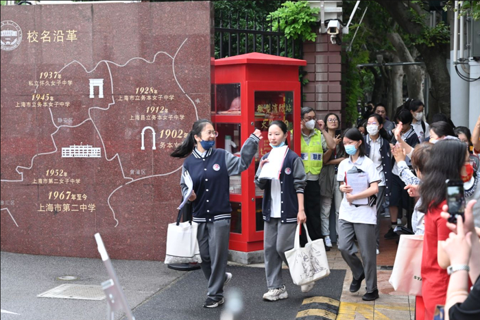 2023年6月7日，上海市第二中学，考生有序进入考场。澎湃新闻记者 吴栋 图