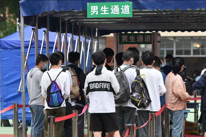 2023年6月7日，上海市第二中学，考生有序进场，经过智能安检门。该考点分男女通道两拨进场。澎湃新闻记者 吴栋 图