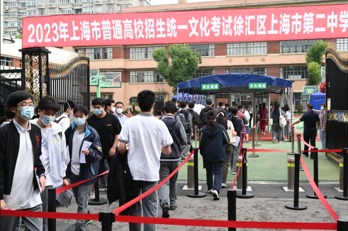 2023年6月7日，上海市第二中学，考生进入考场。澎湃新闻记者 吴栋 图