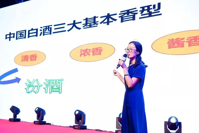 ▲韩英在“行走的汾酒”2018汾酒文化大巡展（杭州站）解说汾酒的酿造工艺