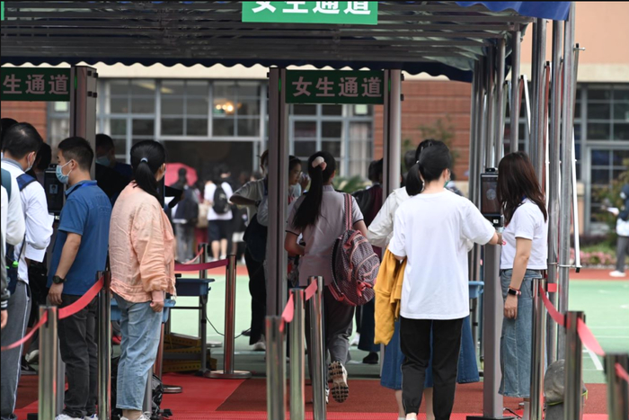 2023年6月7日，上海市第二中学，考生有序进场，经过智能安检门。该考点分男女通道两拨进场。澎湃新闻记者 吴栋 图
