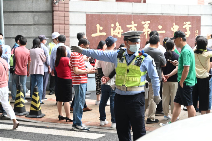 2023年6月7日，上海市第二中学，考点外一名交警在维护现场交通秩序。澎湃新闻记者 吴栋 图