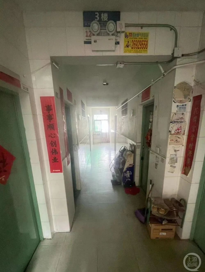 ▲白芒村67号楼三层有多户门前已清空。摄影/上游新闻记者 王凯