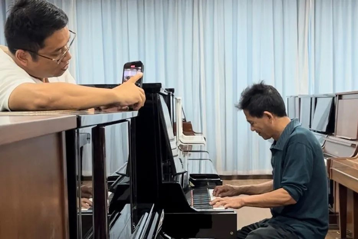 儿子易文理拍老易在琴行试琴的小视频