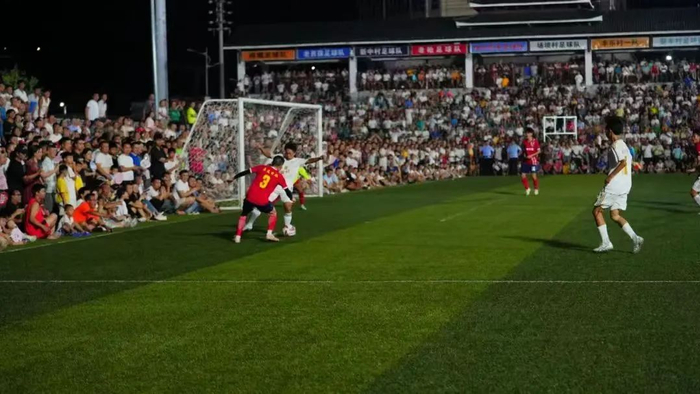 ▲2023年6月3日晚，贵州榕江，贵州“村超”乡村足球联赛火热进行。图/榕江发布公众号