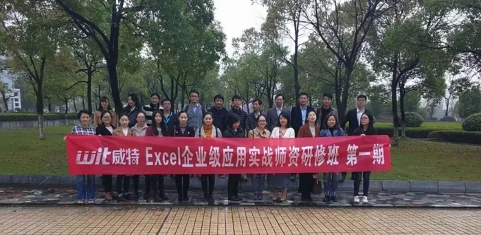 ▲凌祯老师与学员合影