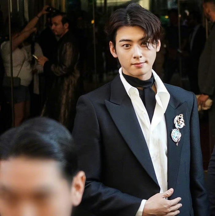 豪门贵公子来了,车银优一身黑色西装出席chaumet活动……|车银优