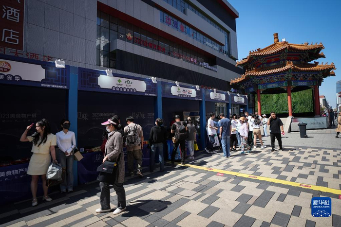 市民在活动展区挑选特色美食。新华社记者潘昱龙摄