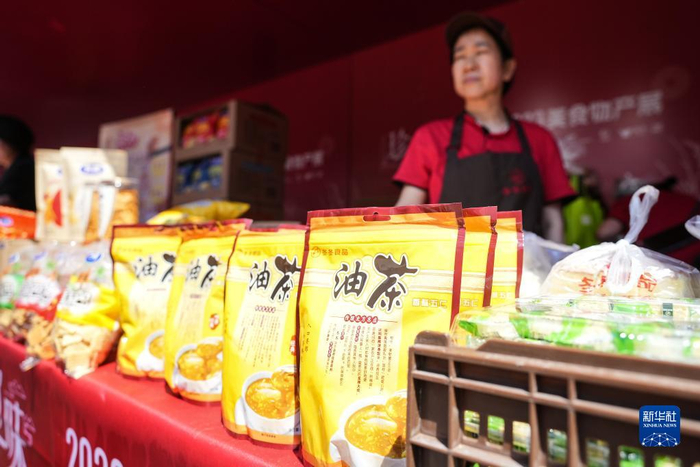 展台前摆出地方特色美食油茶。新华社记者潘昱龙摄