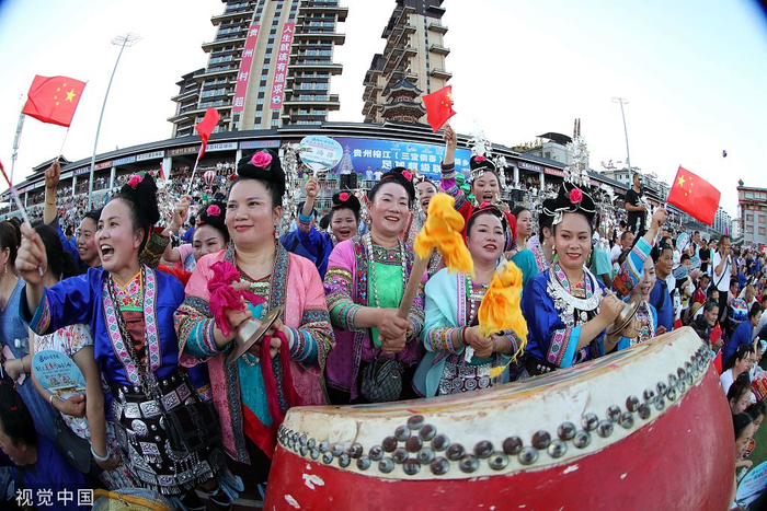 现场村民穿着民族服饰观赛。