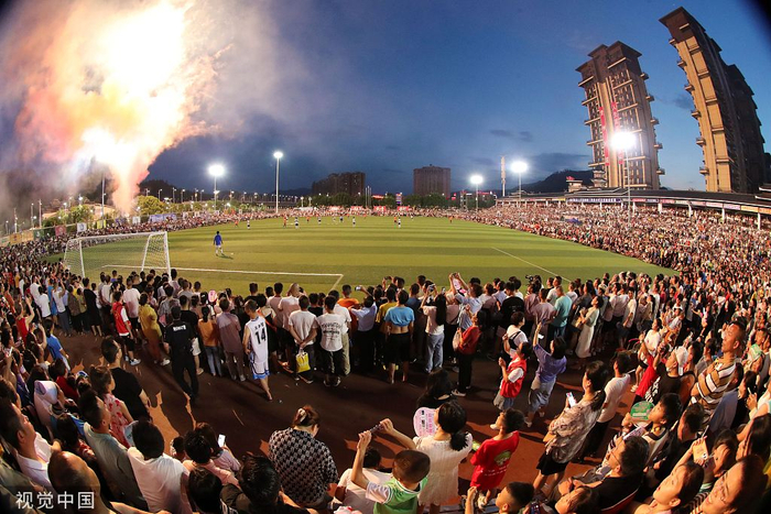 观赛现场被围得水泄不通。