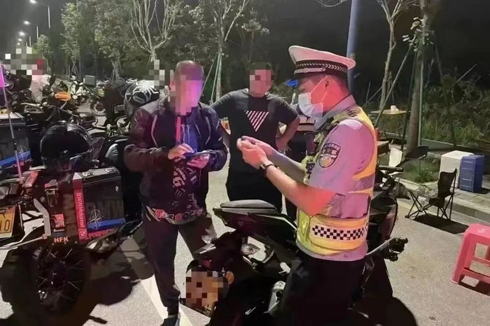 ▲广州交警查处电动自行车违法行为