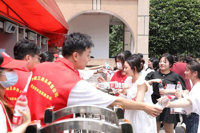 志愿者为考试递上矿泉水。中建三局供图