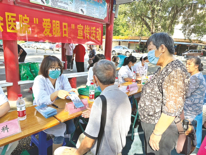     南宁市红十字会医院到万力社区开展全国“爱眼日”宣传义诊活动。（余红红 摄）