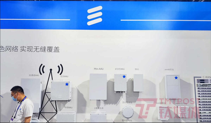 爱立信5G网络基站设备方案展示，最上面是爱立信logo（来源：钛媒体App编辑拍摄）