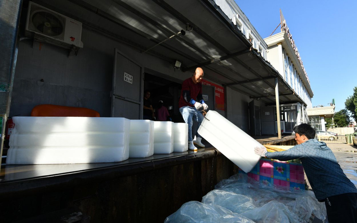 新发地"冰工厂"加大产量应对高温,日产冰块400吨为果