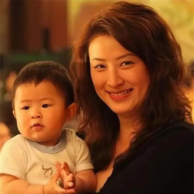 身价过亿,嫁大10岁王志文,受尽欺负也不放弃|王志文|徐帆|陈坚红_新浪